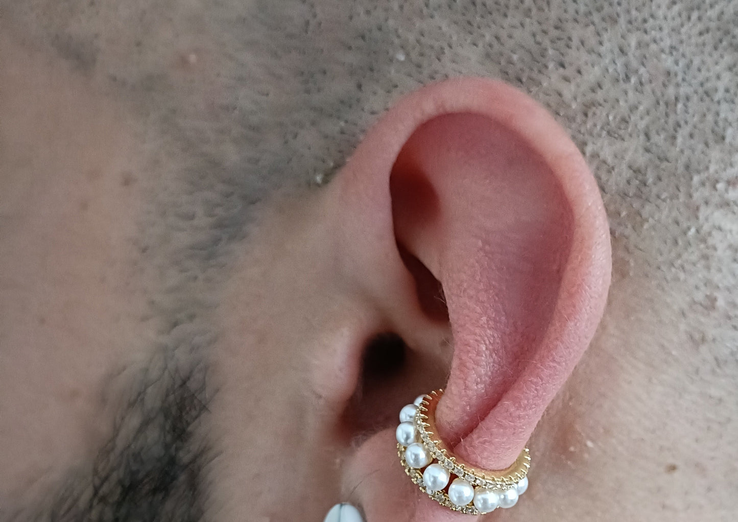Orecchino Cuff - Baroque Bite - Finitura Gold Pavè pietre luminose e Perline