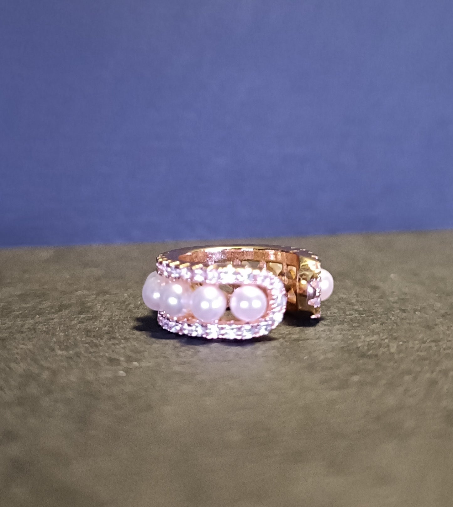 Orecchino Cuff - Baroque Bite - Finitura Gold Pavè pietre luminose e Perline