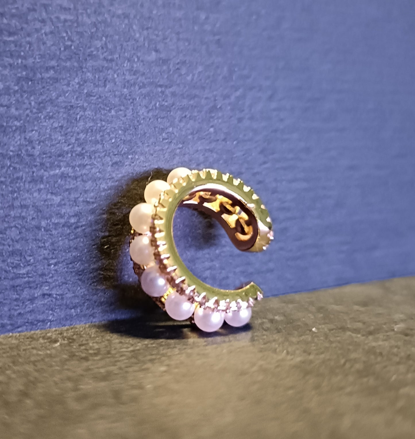 Orecchino Cuff - Baroque Bite - Finitura Gold Pavè pietre luminose e Perline