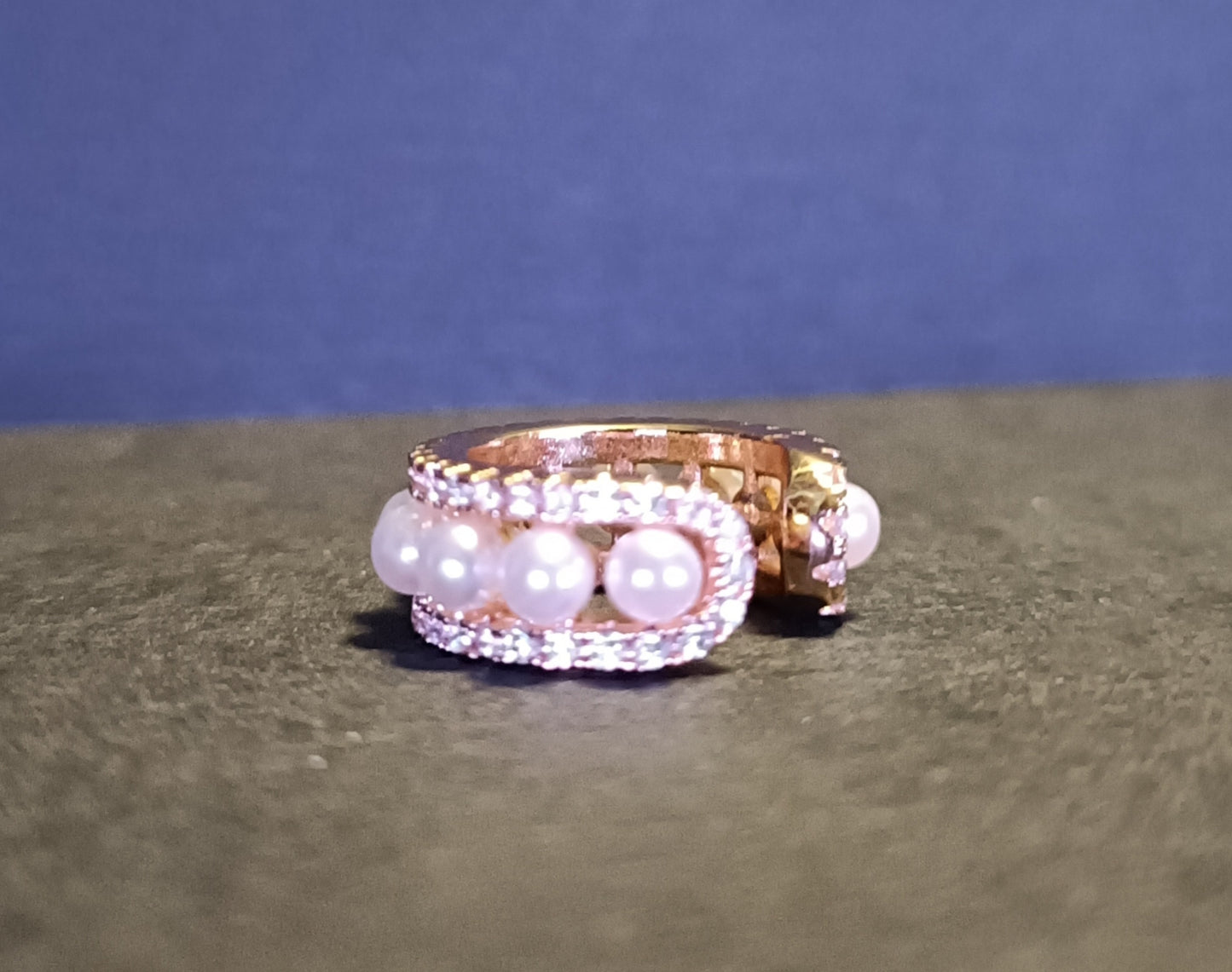 Orecchino Cuff - Baroque Bite - Finitura Gold Pavè pietre luminose e Perline