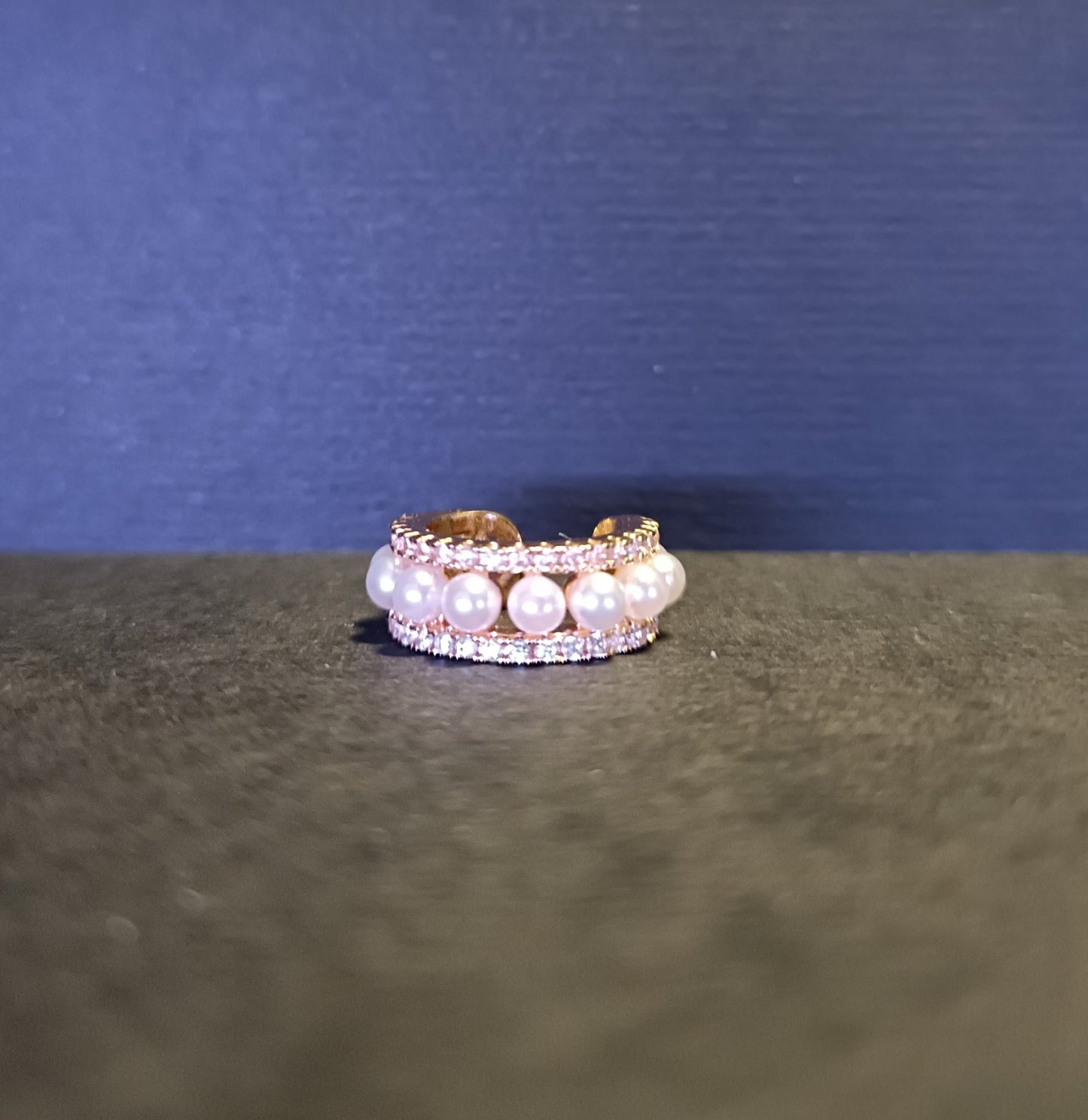 Orecchino Cuff - Baroque Bite - Finitura Gold Pavè pietre luminose e Perline
