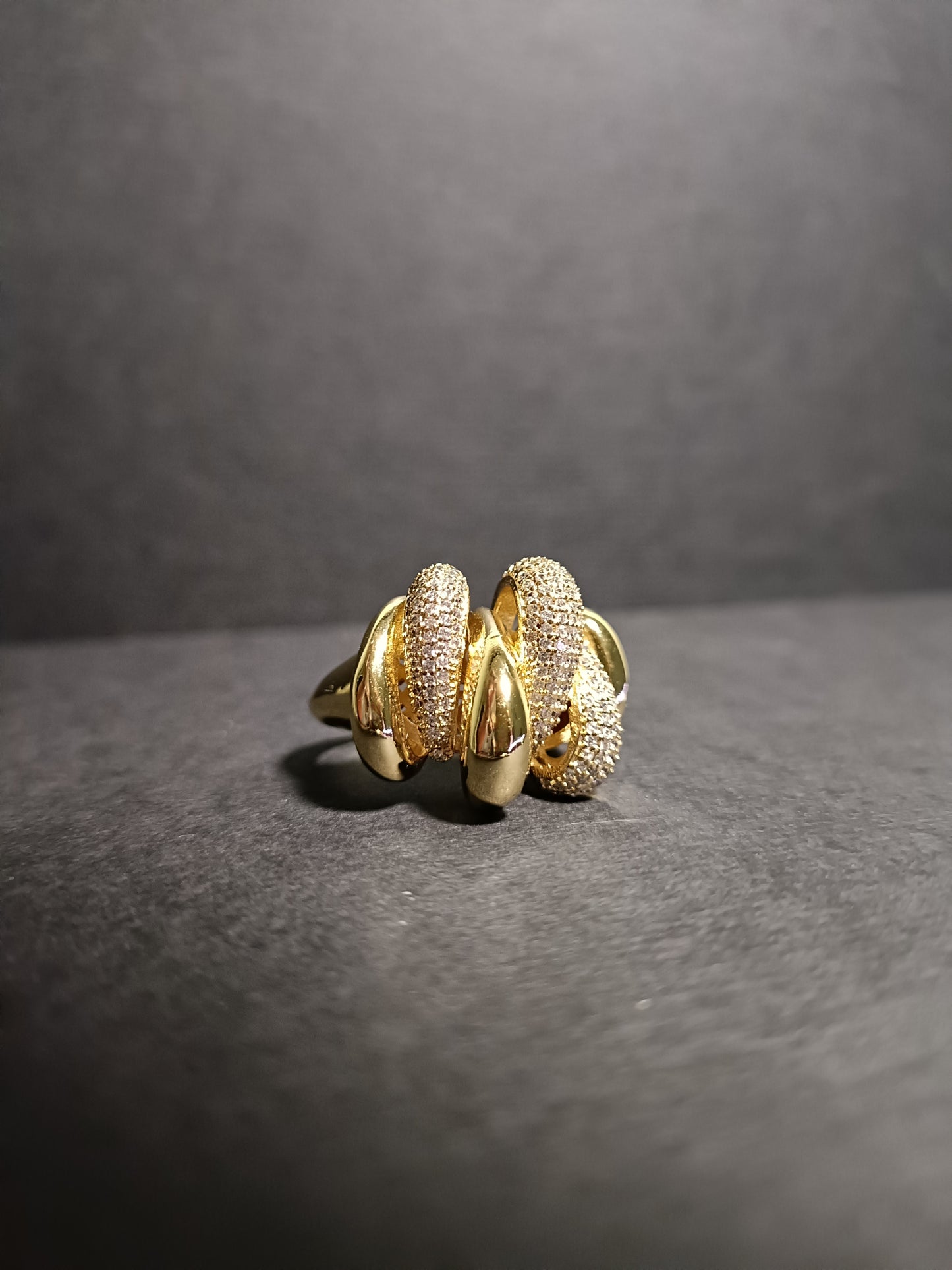 Anello - Claw Chic - Finitura Gold - Pavè Pietre luminose